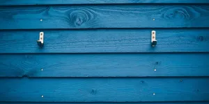 Pared de madera azul con ganchos