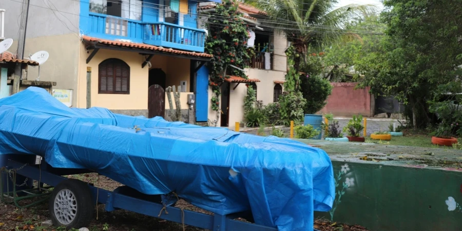 Barco bajo cubierta estacionado cerca de edificio residencial