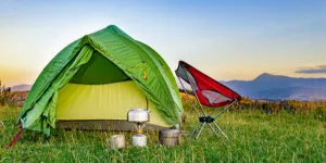 Acampamento no alto das montanhas com vista para as montanhas