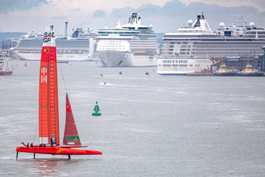 El yate de carreras catamarán multicasco de alto rendimiento de China navega en sus hidroplanos