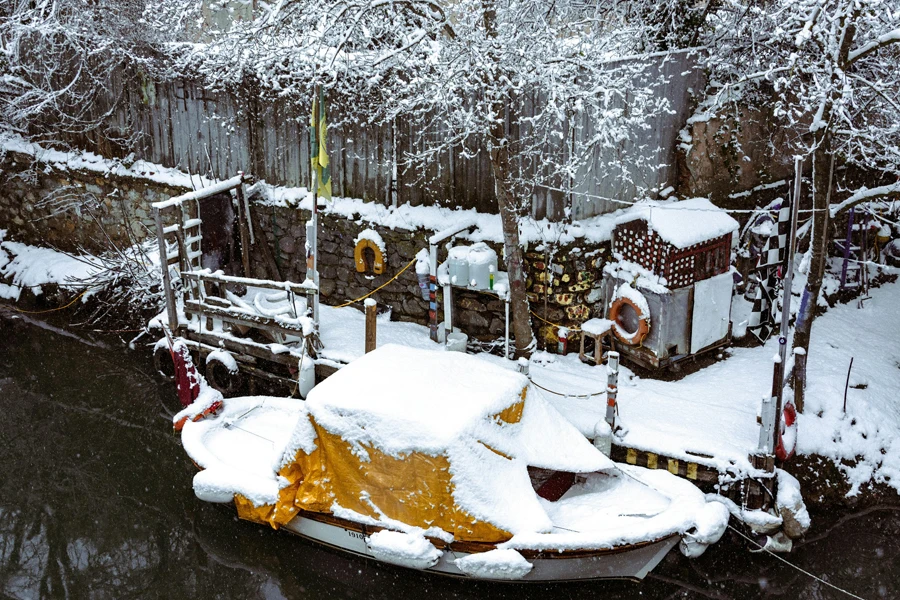 Barca attraccata coperta di neve