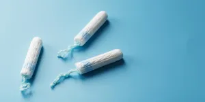 Tampon ginekologis pada tampilan atas latar belakang biru