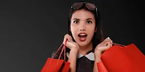 Mujer asiática feliz con bolsa de compras roja