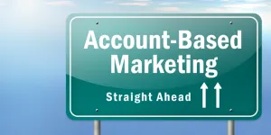 Autobahnschild mit der Aufschrift „Account Based Marketing“