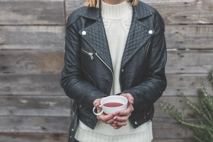 Chaqueta de cuero y té