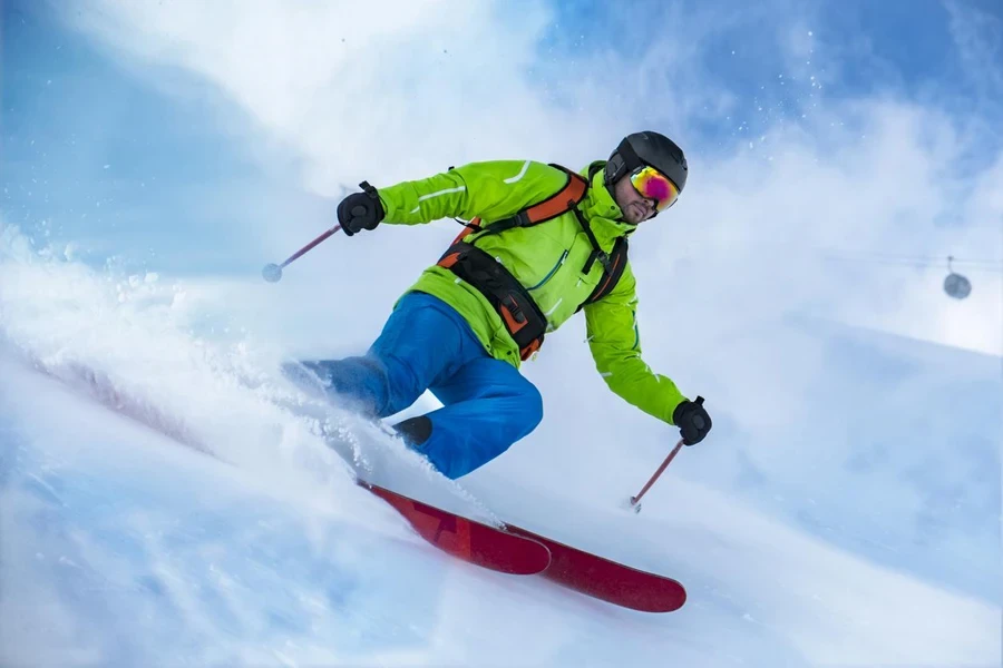 Pandangan Sudut Rendah Seorang Pria Bermain Ski di Lereng Ski