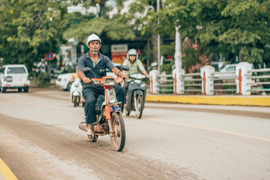 道路でバイクに乗る男性