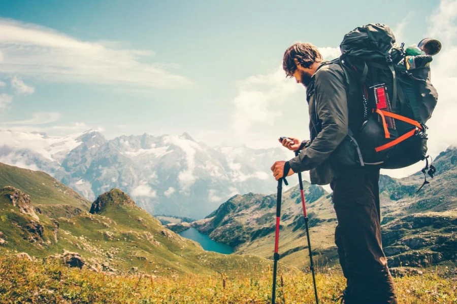 Uomo viaggiatore zaino in spalla con navigatore GPS tracker