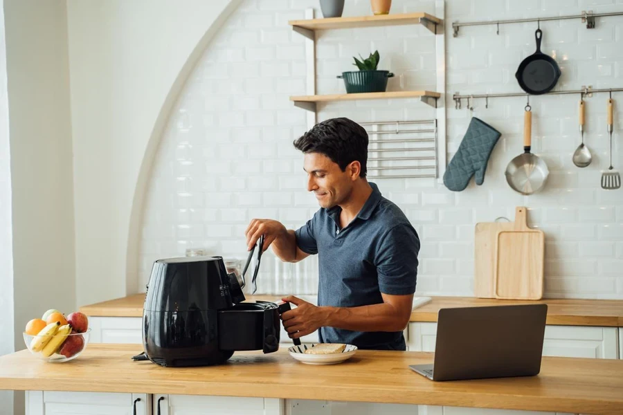 Pria Menggunakan Air Fryer