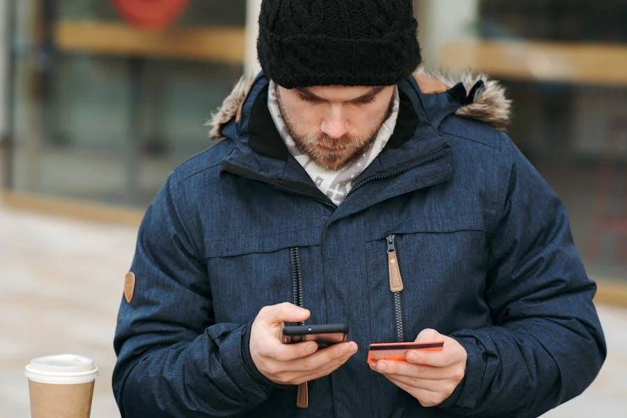 Hombre dispuesto a pagar con tarjeta de crédito