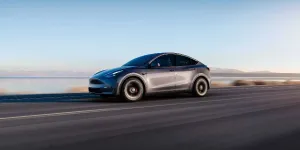 Model Y Main Hero Desktop berskala global