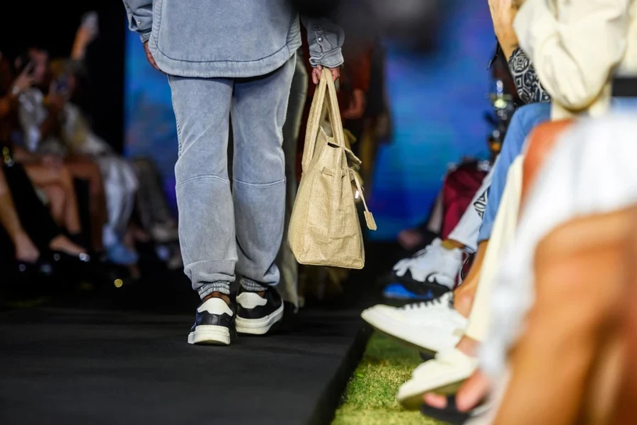 Modelos y público en un desfile de moda