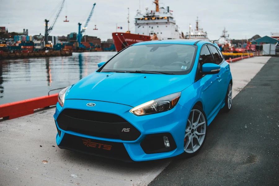 Auto di lusso parcheggiata nel porto della città