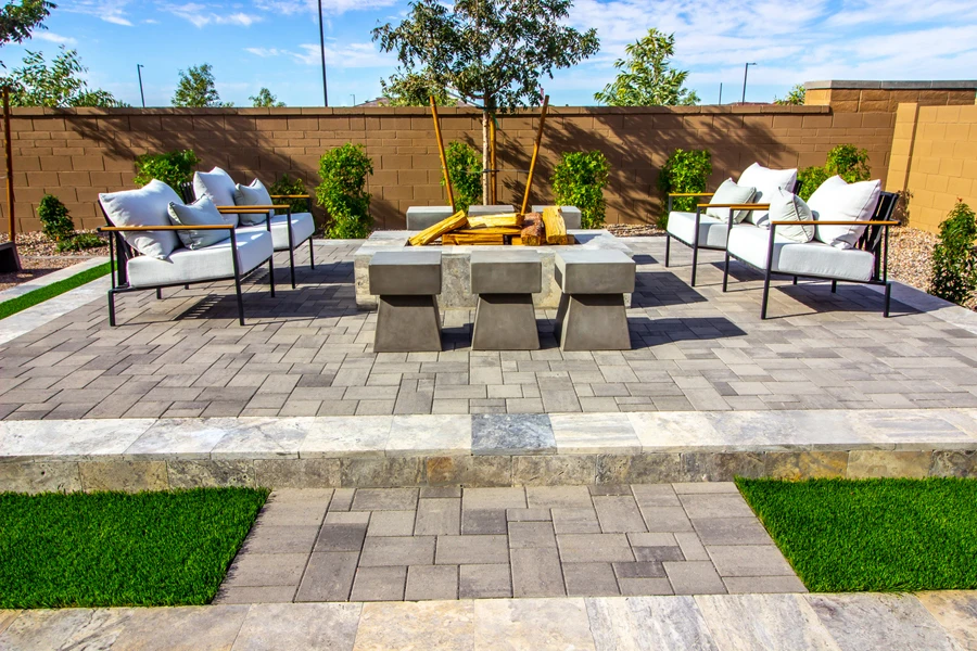 Espace de conversation sur le patio avec foyer et chaises