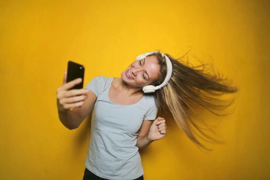 Fotografía de una mujer escuchando música