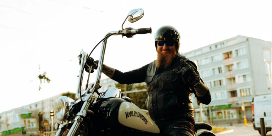 Portrait d'un homme barbu assis sur une moto