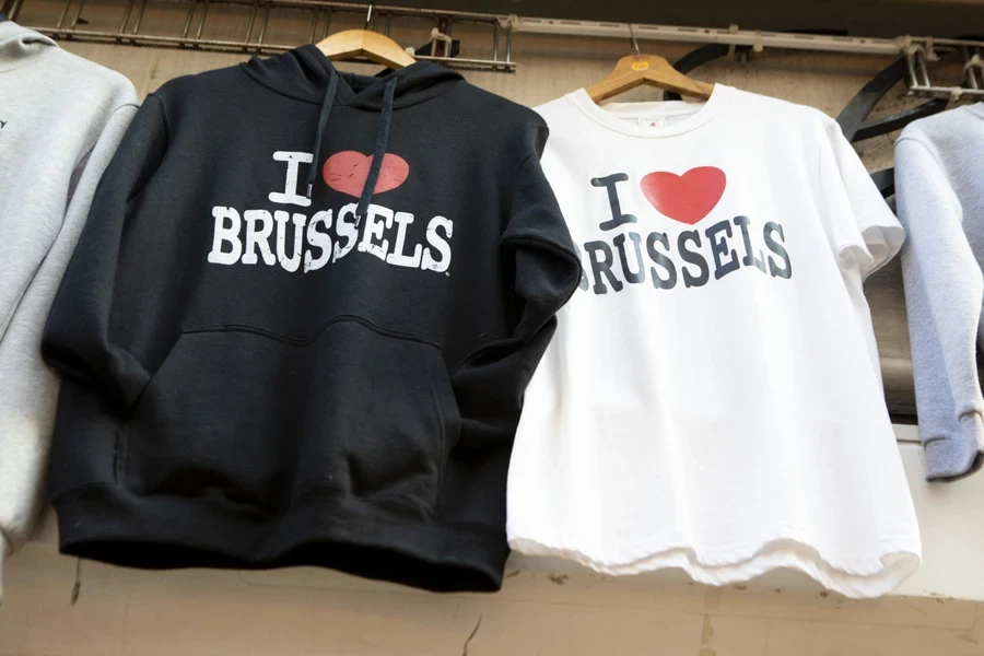 Kaus dan kaus suvenir bergambar 'I heart Brussels'