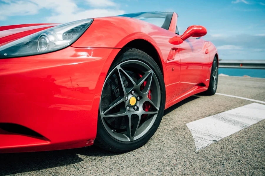 Primo piano della ruota di un'auto sportiva rossa