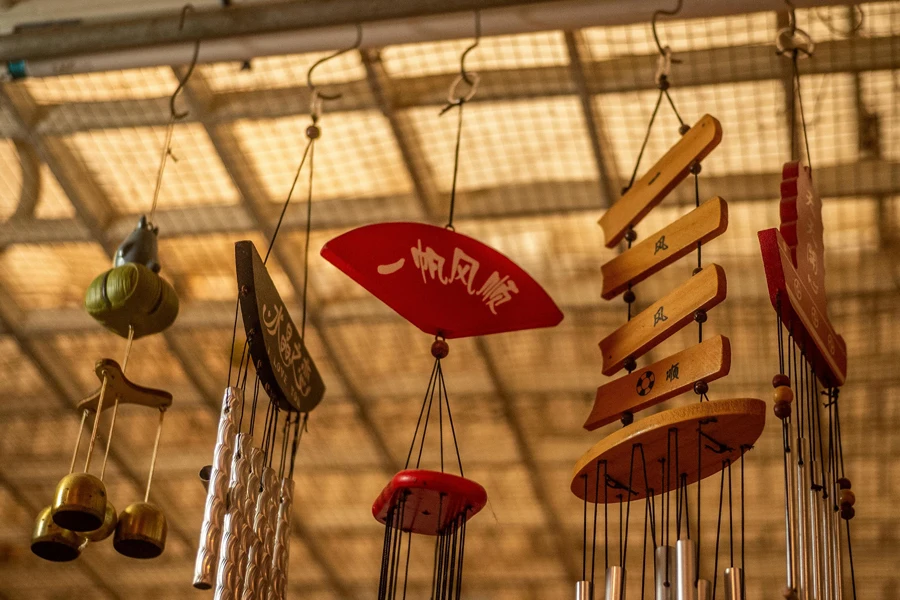 Décorations suspendues en bois rouge et marron