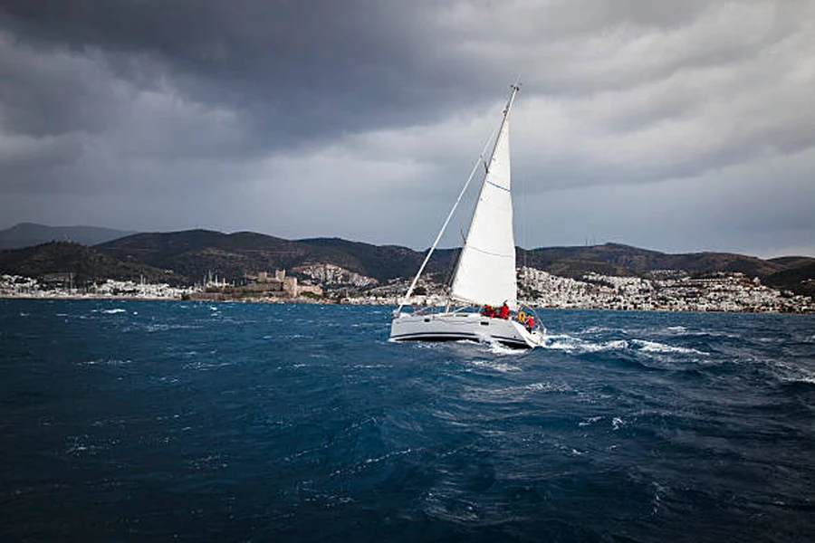 Equipo de vela en un yate y tiempo tormentoso