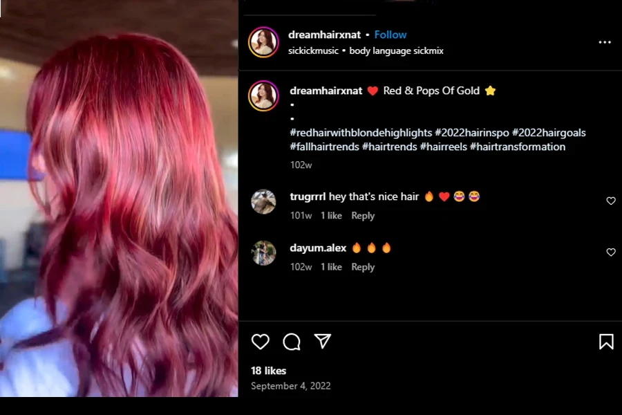 Screenshot di una donna con capelli rosso ciliegia con riflessi biondi