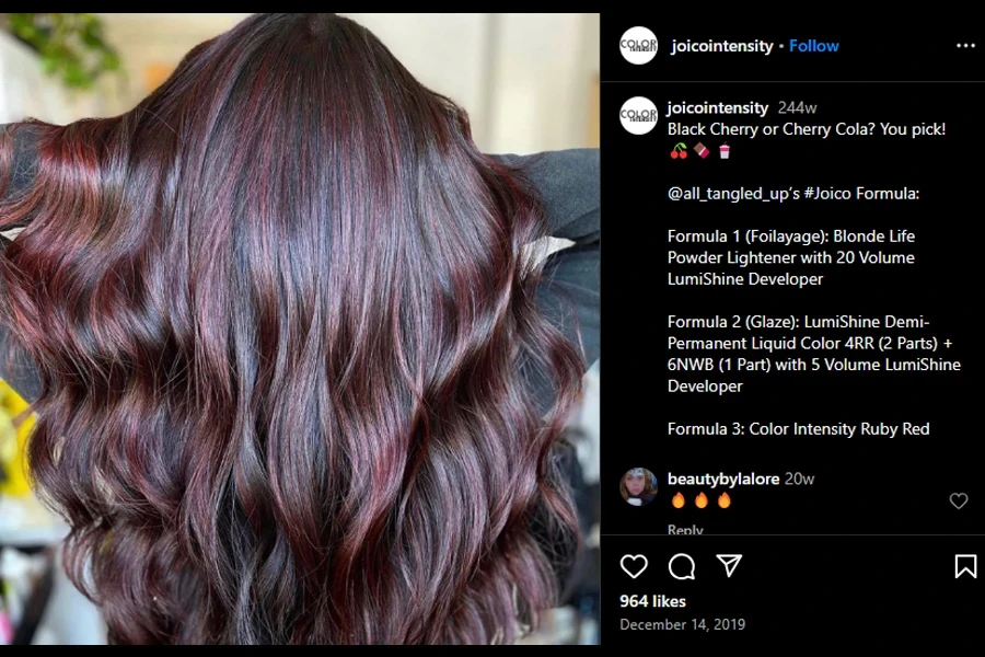 Capture d'écran d'une femme affichant des cheveux couleur cola cerise