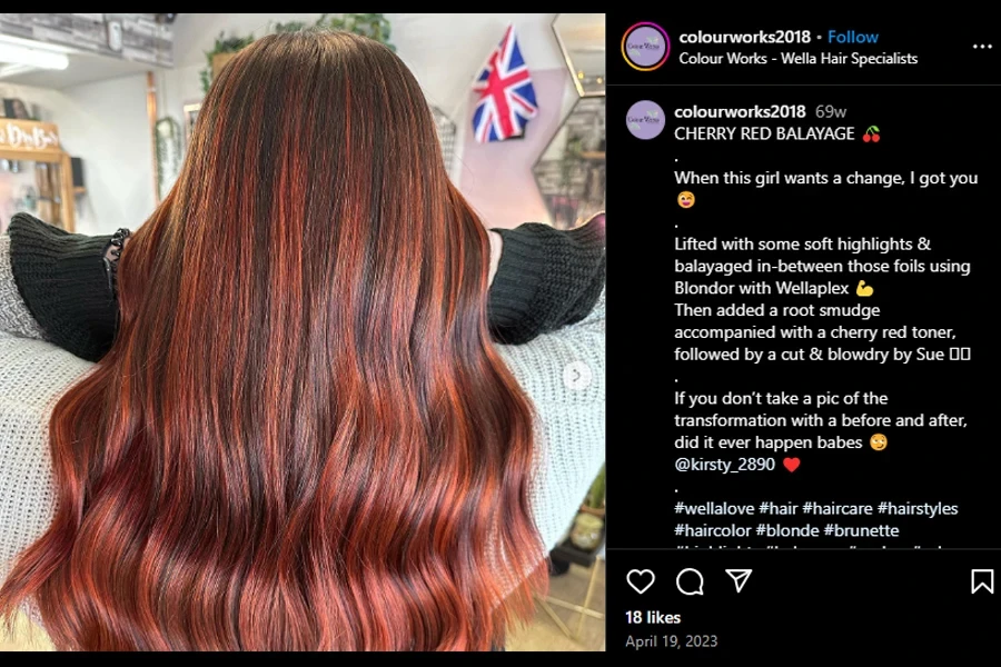 Screenshot di una donna che mostra i capelli con riflessi rosso ciliegia