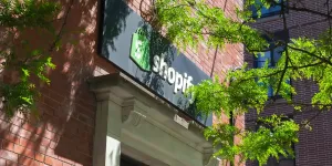 Placa da Shopify no prédio da filial