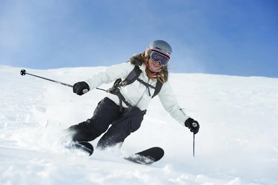 Skifahrer beim Skifahren auf schneebedeckter Piste