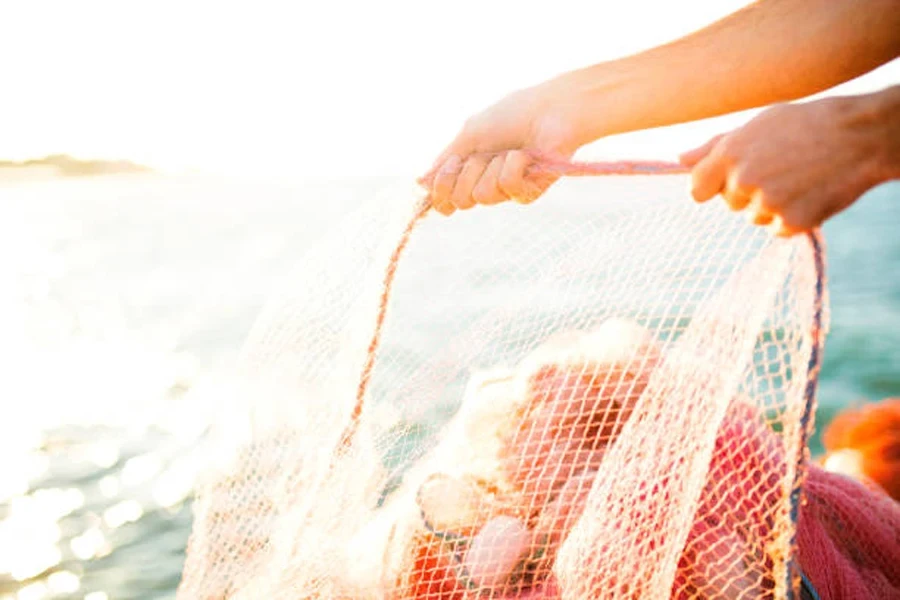 Pequena rede de pesca ao sol com borda de corda