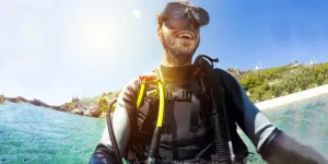 Retrato de mergulhador sorridente na praia