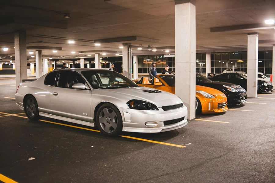 Auto sportiva nel parcheggio illuminato