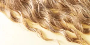 Strukturiertes blondes welliges Haarschnitt-Styling-Pflege- oder Extensions-Konzept