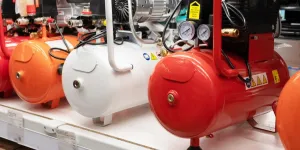 O compressor é isento de óleo nas cores vermelho e branco