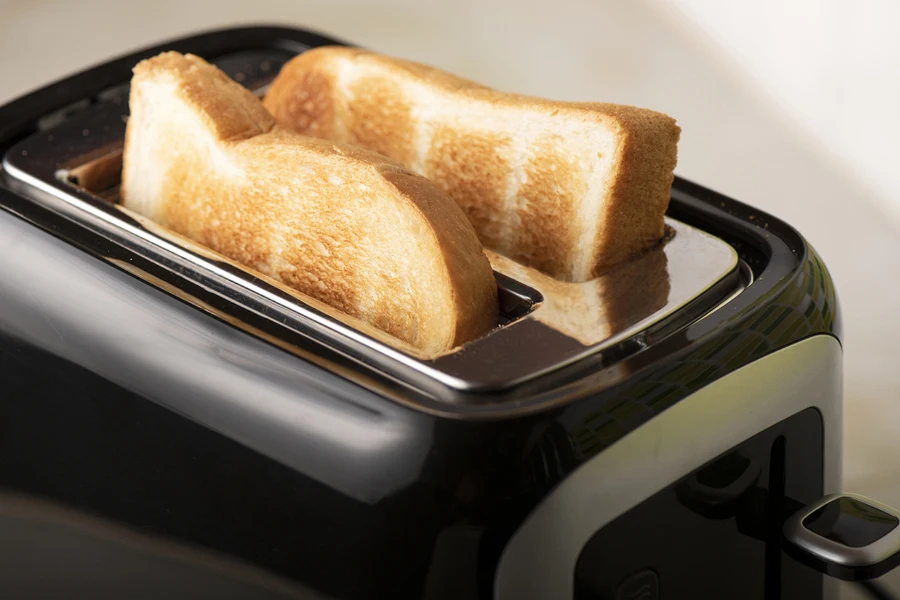 Tostapane con pane tostato caldo per la colazione