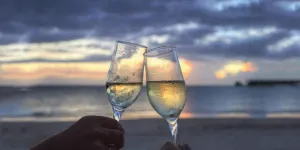 Dos personas brindando con copas de flauta