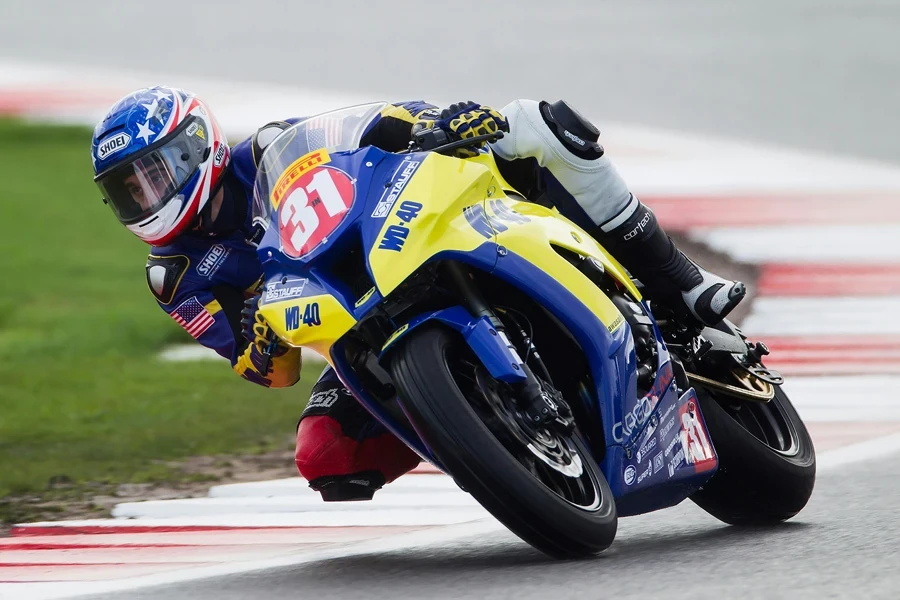 WD-40 Rider no. 31 Silverstone'da bir virajda