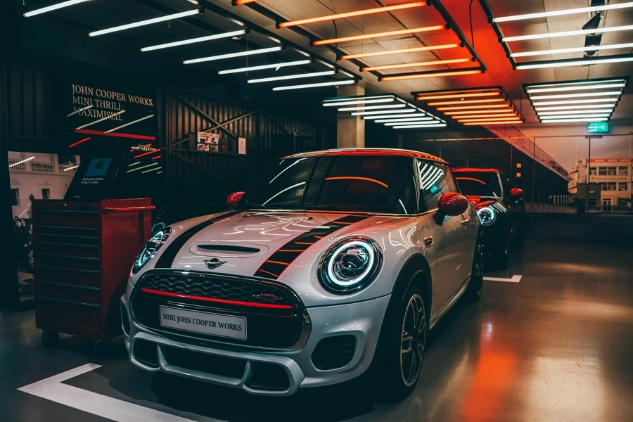 Mini Cooper Countryman Putih dan Merah