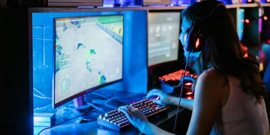 Mulher jogando jogo de computador