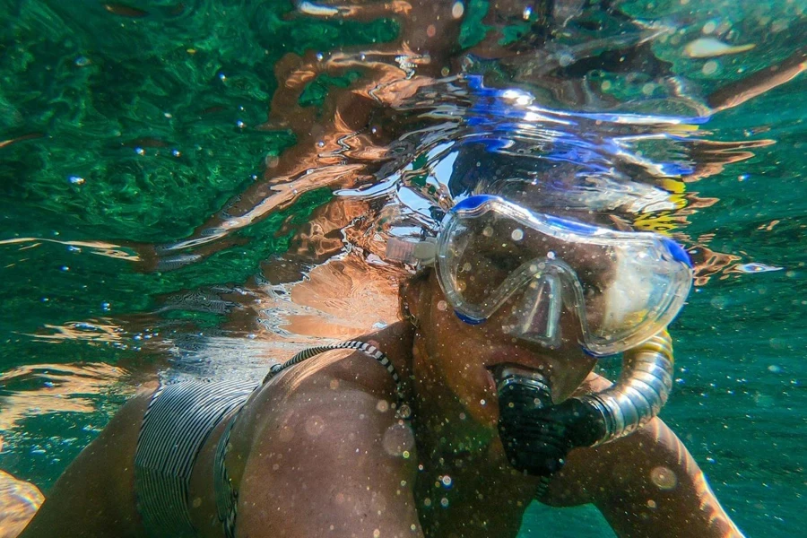 Mulher usando óculos e snorkel