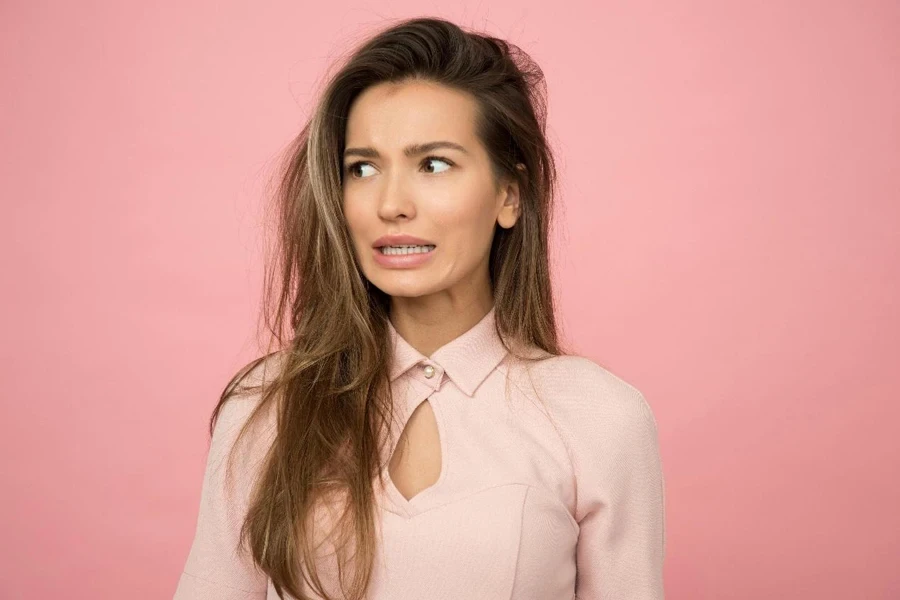 Mulher vestindo blusa rosa