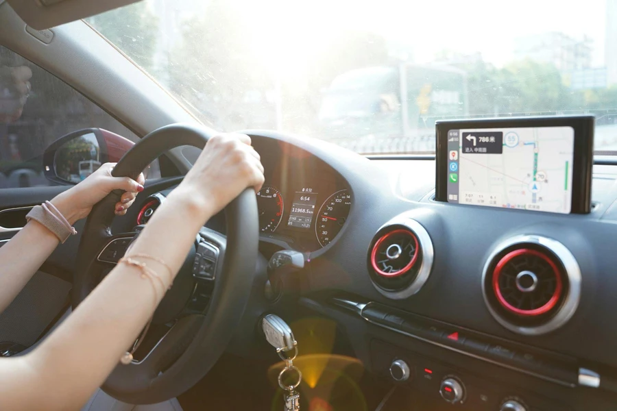 Mujer conduciendo el coche, GPS en el salpicadero