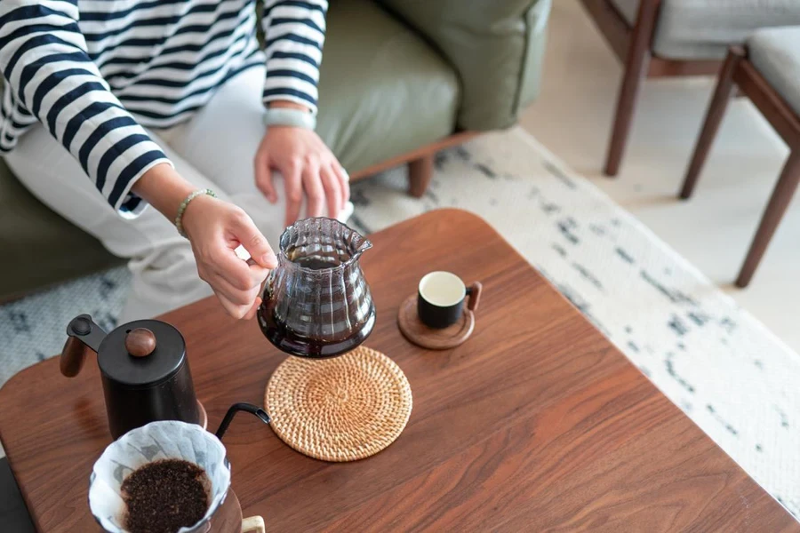 震えながらコーヒーを混ぜる女性