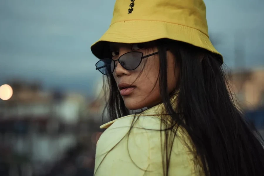 Woman wearing a light yellow bucket hat