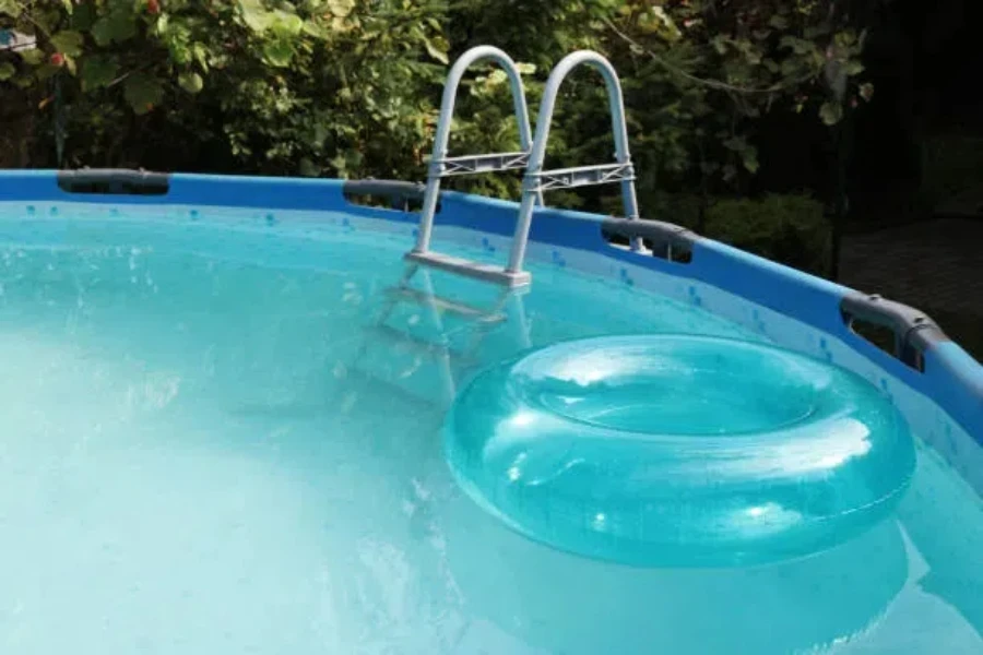 Escada de piscina em formato de A colocada em piscina elevada