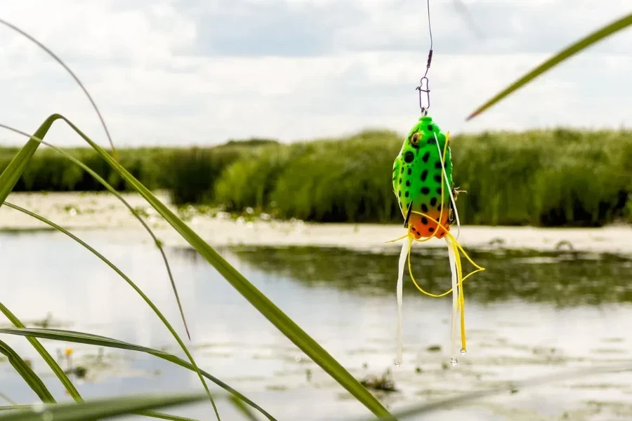 Un appât en silicone pour grenouille accroché à un hameçon de pêche