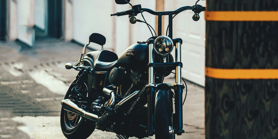 black cruiser motorcycle near black street post