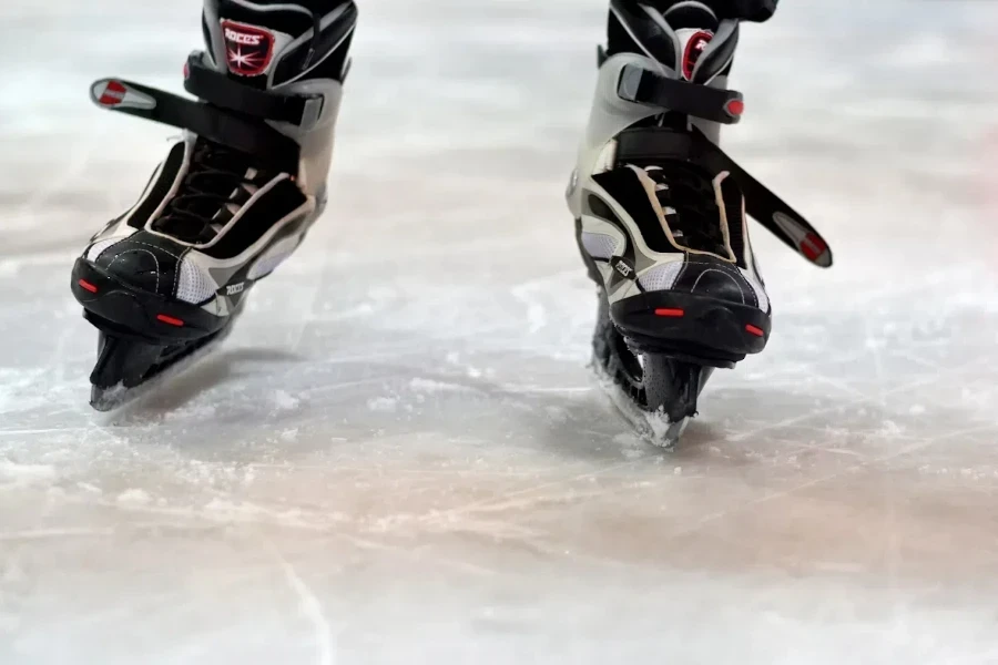 Patines de hockey sobre hielo negros, blancos y rojos con correas.