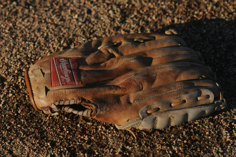 Guante de béisbol de cuero marrón Remington