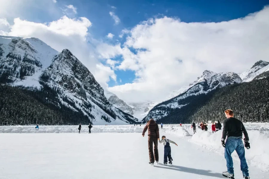 Familia con niño usando patines de hielo en un lago congelado